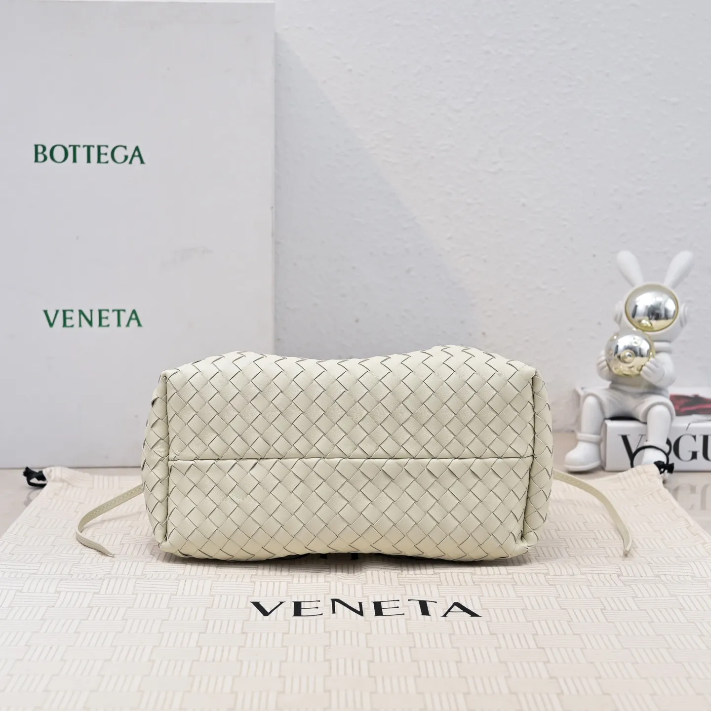 Batch 1760 BOTTEGA VENETA 2025 new product pinacoteca has super soft leather, and the weaving function, practicality and relaxed fashion sense have not fallen behind❤️‍🔥Amway has given sisters a must-have bag when going out. The size of the bag also accurately meets the commuting needs of urban beauties. It can accommodate mobile phones, keys, lipstick, powder, sunscreen, shopping bags...all of it! ! ! 🔥The capacity should not be underestimated~ It does not choose people, clothes, or occasions. With its majestic curved outline, exquisite woven texture, delicate edges and rounded handles, this woven vegetable basket bag truly achieves the goal of "dressing up and being fashionable without getting in the way"~ Are you interested in Jimei? Style number: 9004 Size: 24*15*12cm